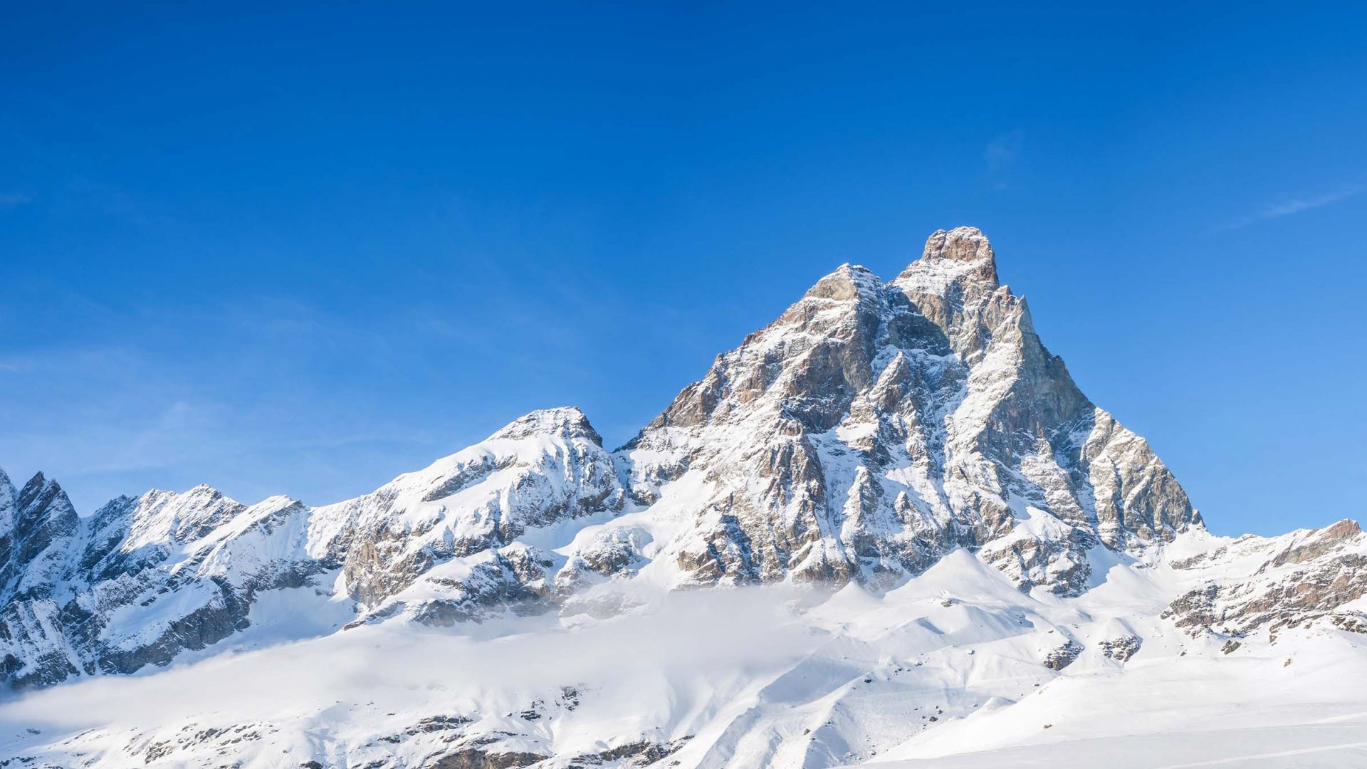 Le Cervin enneigé vu depuis le versant italien
